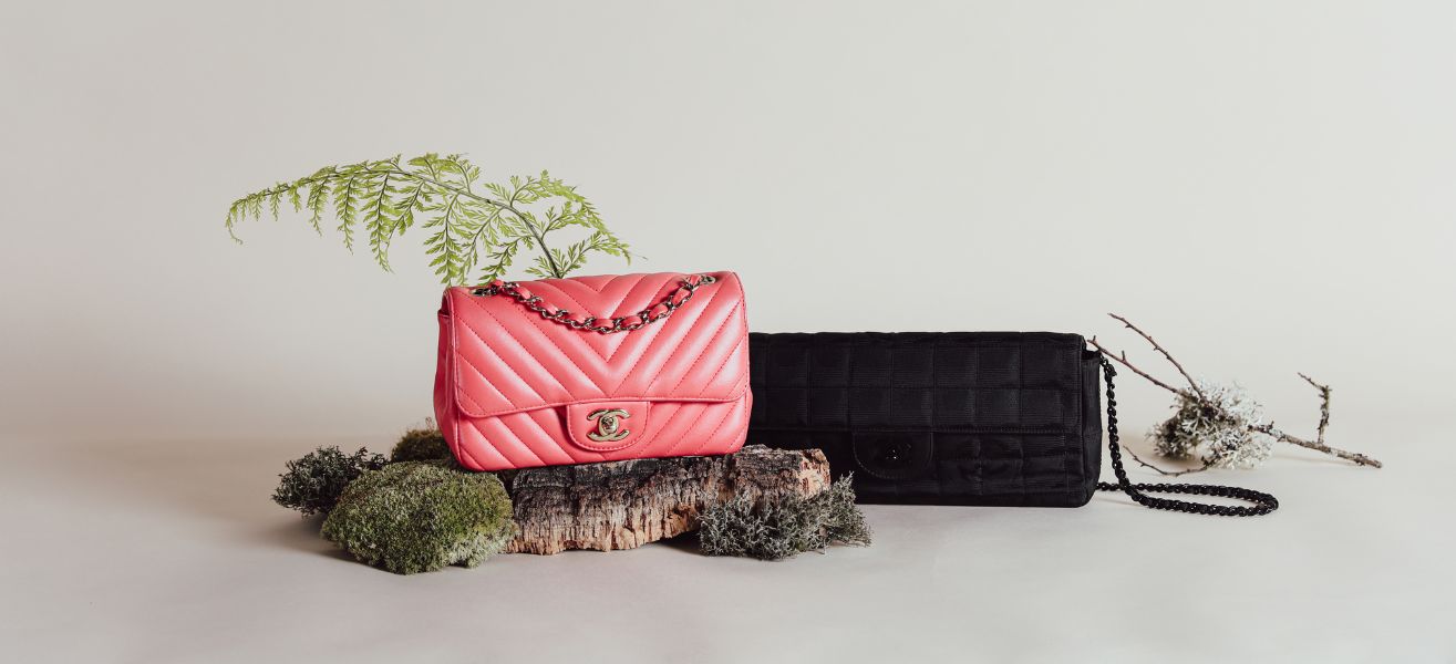 Red Chanel Shoulder bags for Women