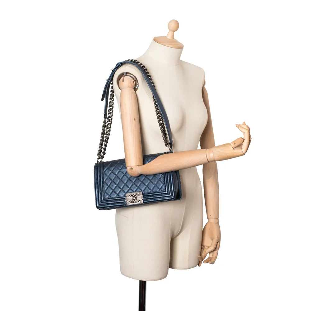 Medium Boy bag in blue leather Chanel Second Hand Used Vintega