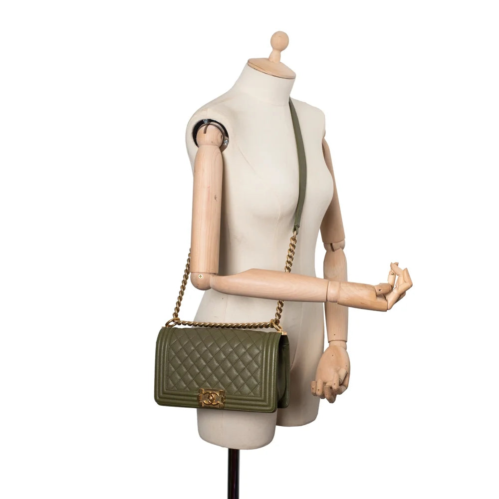 Medium Boy bag in green grained leather Chanel Second Hand Used Vintega