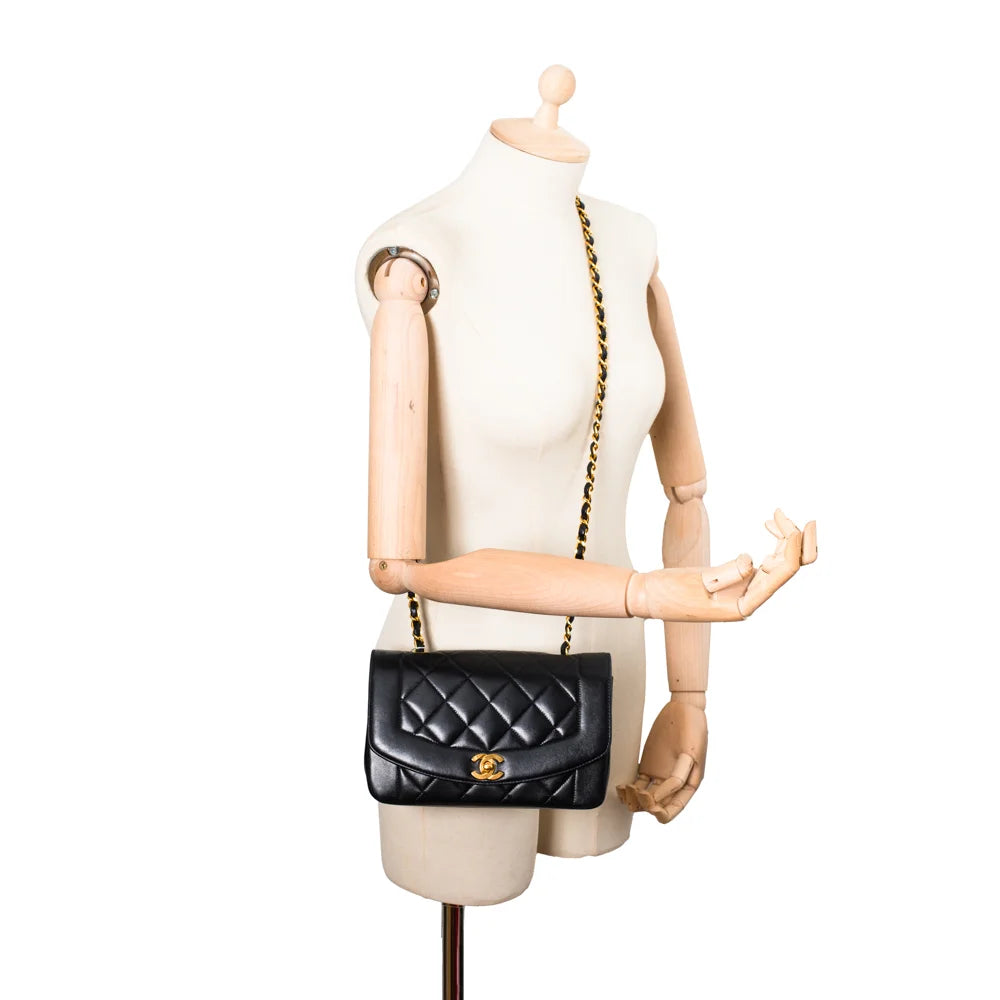 Chanel Vintage Diana bag in black leather Second Hand Used