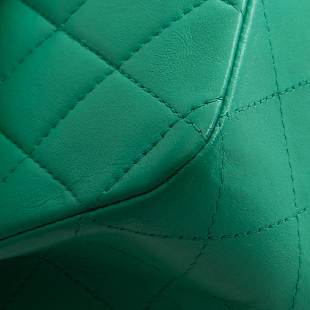 Timeless / Classic Medium bag in green leather Chanel - Second Hand / Used  – Vintega