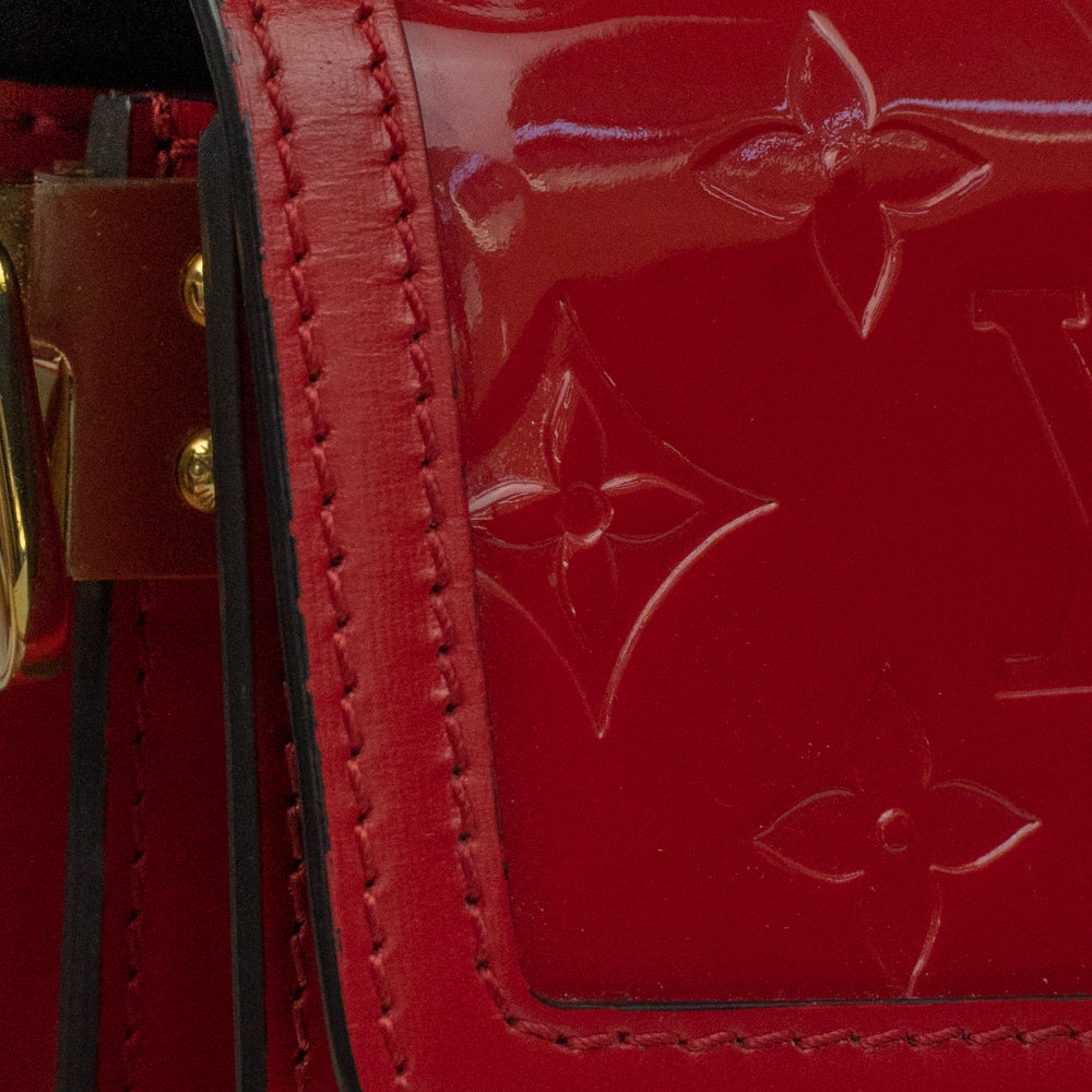LOUIS VUITTON Dauphine Verni Shoulder bag in Red Patent leather